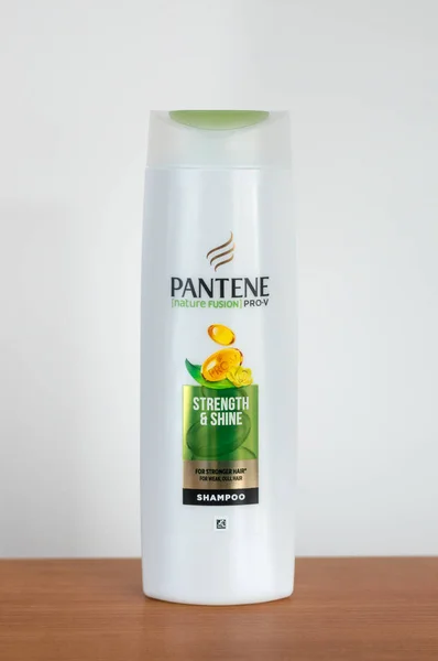 Champú para el cabello Pantene Nature fusión Pro-V Strength & Shine . —  Fotos de Stock