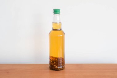 Bir şişe kehribar tentürü. Tentür ruhu ve Baltık Denizi kehribar ile yapılan.