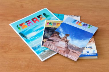 Turistler için İsrail'de Eilat hakkında bilgi broşürleri.