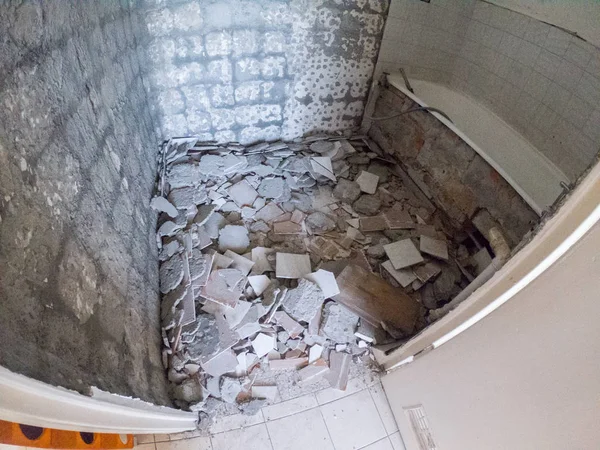 Demolished old tiles on the floor of old bathroom. — Stock Photo, Image