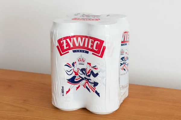 4 упаковки алюминиевых банок пива Zywiec . — стоковое фото
