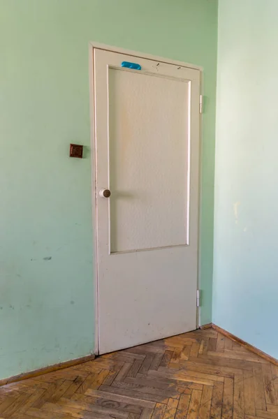 Puerta interior de madera blanca vieja . —  Fotos de Stock