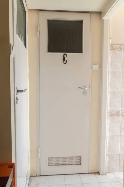 Puerta interior de madera blanca vieja a WC . —  Fotos de Stock