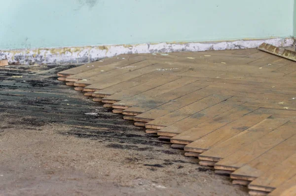 Close-up de remover o velho parquetry de madeira no chão . — Fotografia de Stock