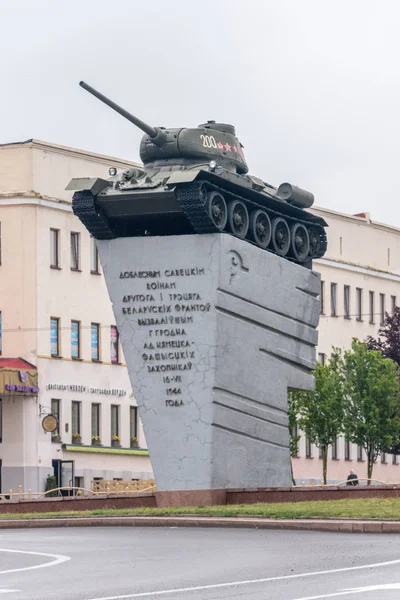 II. Dünya Savaşı'nda Sovyet meydanında eski Sovyet tankı T-34 ile Savaşçılar-Kurtarıcılar Anıtı.