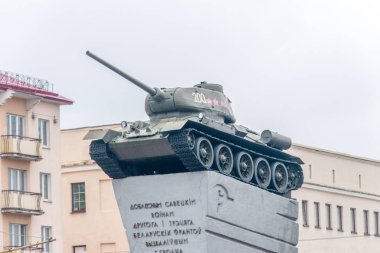 Tank T-34/85 kaide üzerinde. II. Dünya Savaşı'nda Savaşçılar-Kurtarıcılar Anıtı.