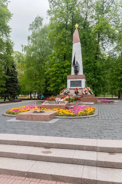 Monumento a soldados e partidários soviéticos . — Fotografia de Stock