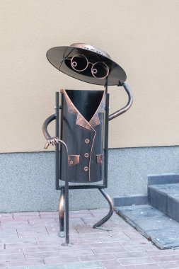 Çöp kutusu şık bir adam olarak tasarımcı olabilir.