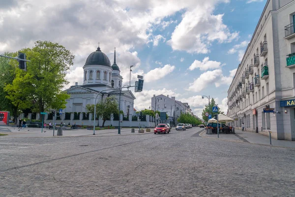 Street View met kathedraal orthodoxe kerk Heilige Nicolaas van Myra. — Stockfoto
