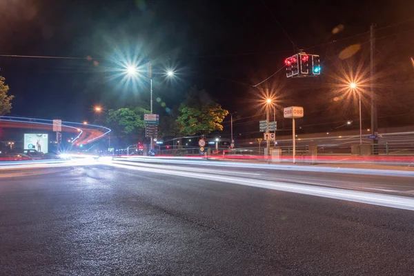 Nuit vue rue avec des sentiers de lumière de voiture . — Photo