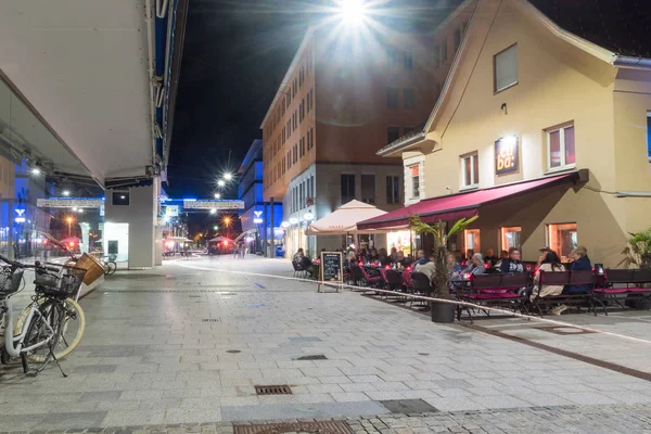 Bregenz şehir merkezinde restoran ile sokak Gece görünümü.