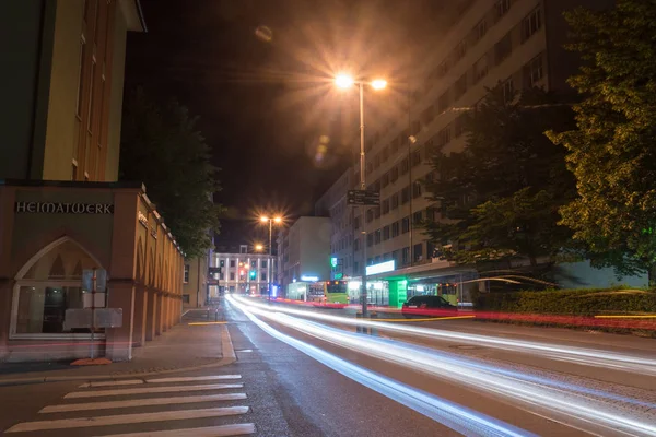 Sentiers de lumière de voiture dans la rue à Bregenz . — Photo