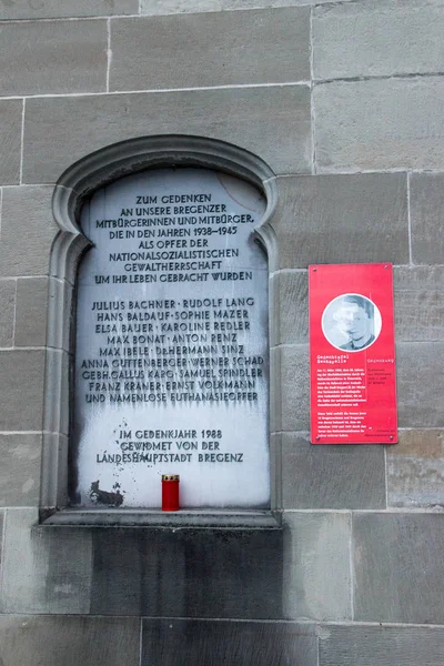 纪念1938-1945年去世的布雷根茨公民纪念牌. — 图库照片