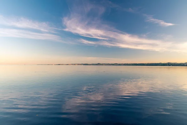 Hermosa vista del amanecer sobre el lago Constanza . — Foto de Stock