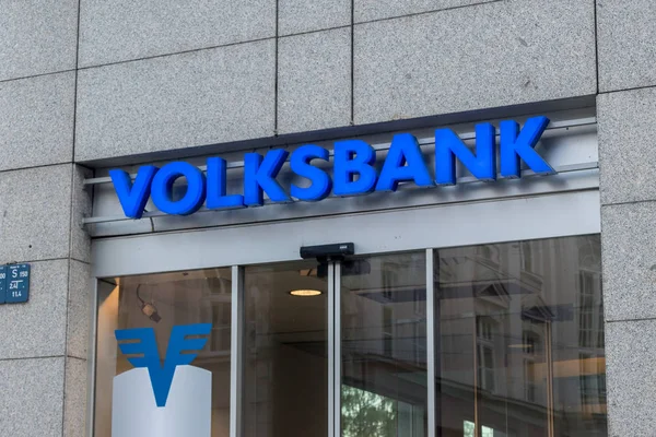 Signo de Volksbank y logo abajo . — Foto de Stock