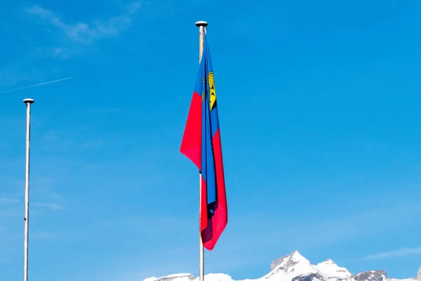 Az árboc Liechtenstein zászlaja. — Stock Fotó