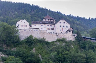 Vaduz Kalesi başkentten görüldüğü gibi. Saray ve resmi ikamet