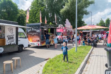 Pruszcz Gdanski ilk gıda kamyon festivali görünümü.