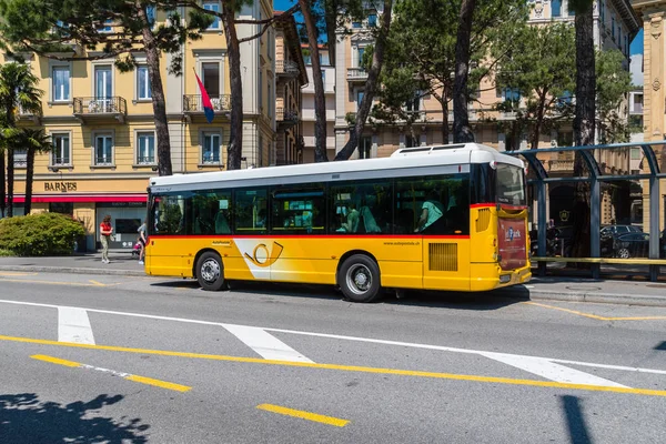Autobús pertenece a Auto Postale . — Foto de Stock