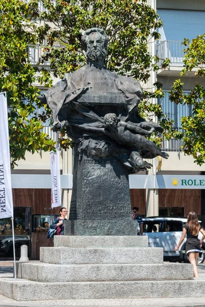 Rzeźba Carlo Batumi w centrum miasta Lugano. — Zdjęcie stockowe