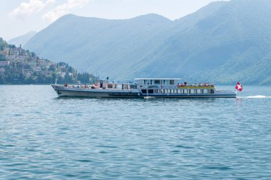 Lugano, İsviçre - 1 Haziran 2019: Lugano Gölü'ndeki Lugano gemisi (Lago di Lugano).