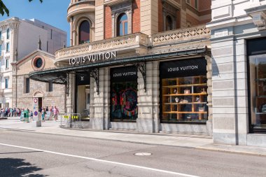 Lugano'daki Louis Vuitton mağazası. Louis Vuitton Louis Vuitton tarafından 1854 yılında kurulan Fransız moda evi ve lüks perakende şirketi.