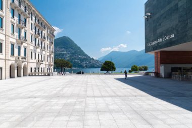 Lac Lugano Arte e Cultura'da meydanın manzarası.