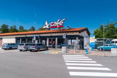 Italya 'da A26 otoyolu üzerinde bir kafe.