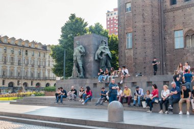 Monumento bir Emanuele Filiberto Duca d'Aosta bir parçası insanlarla.