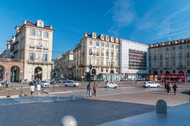 Piazza Castello sokak manzarası.