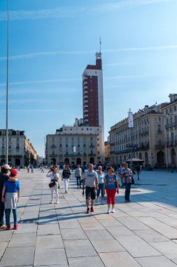 Güneşli bir günde Piazza Castello Meydanı'nda Turistler.
