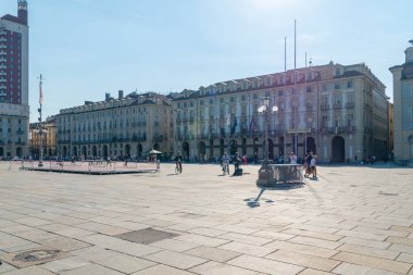 Güneşli bir günde Piazza Castello Meydanı manzarası.