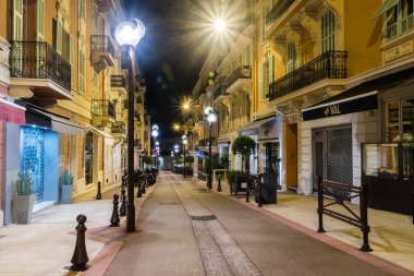 Geceleri Monako'da alışveriş caddesi.
