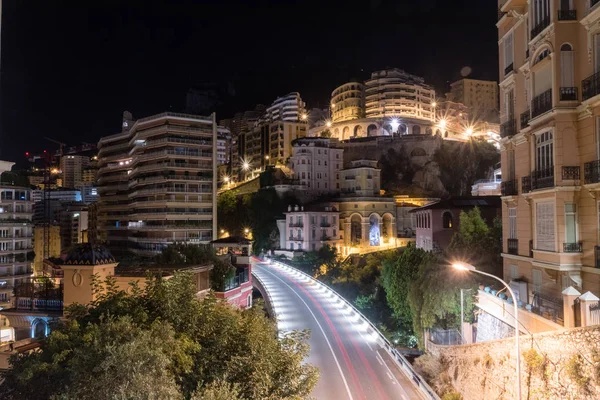 Luxe residentiële gebouwen van Monaco in de nacht. — Stockfoto