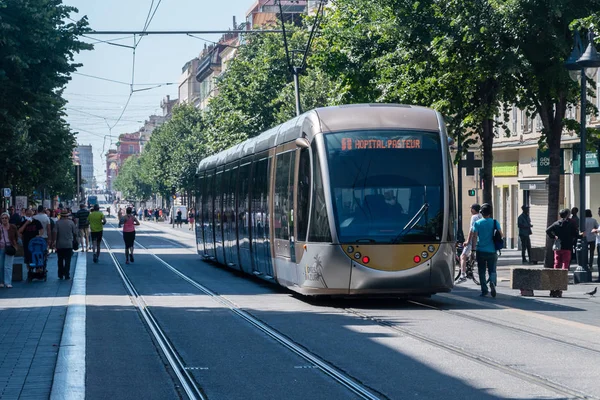 Nowoczesny tramwaj komunikacji miejskiej na Avenue Jean Medecin. Ulica znajduje się w centrum Nicei. — Zdjęcie stockowe