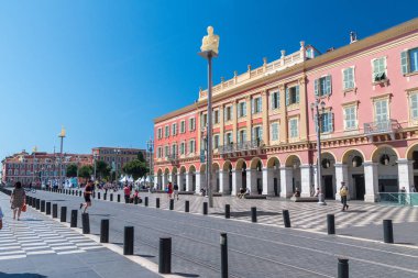 Nice şehir merkezinde Les Bouddhas de Jaume Plensa meydanı.