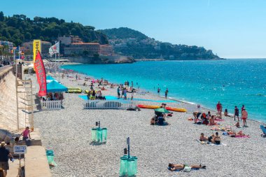 Nice'de Akdeniz sahilinde manzara.