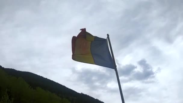 安道尔国旗在阴天飘扬 — 图库视频影像