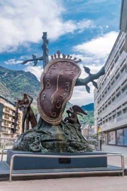 Salvador Dali tarafından yapılan Zamanın Asaleti heykeli.