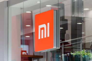 Andorra perakende mağazasında Xiaomi logosu. Xiaomi bir Çin Elektronik şirketi Merkezi Pekin 'de.