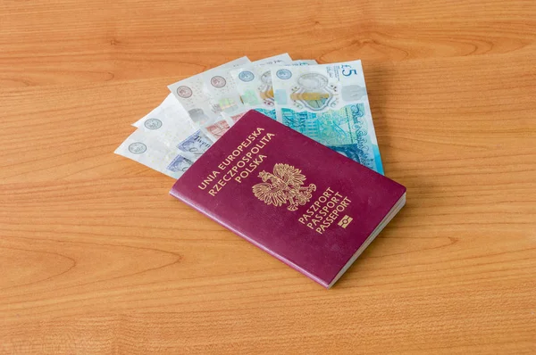 Polski Paszport biometryczny i waluta Brytyjska, Funt szterling. — Zdjęcie stockowe