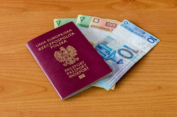 Polski Paszport biometryczny i Białoruska waluta. — Zdjęcie stockowe