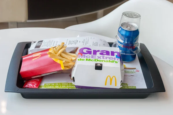 Grand McExtreme de McDonald 's menu with french fries and Mahou Sin beer . — стоковое фото