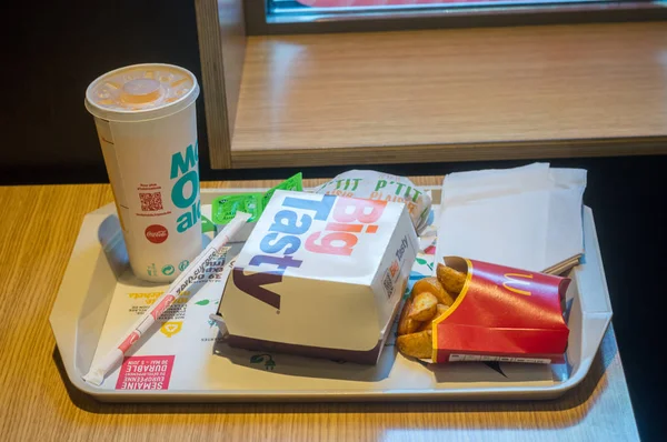 McDonald Big chutné, Deluxe potatos, p ' focaccia a Fanta pro pití ve francouzském McDonald 's. — Stock fotografie