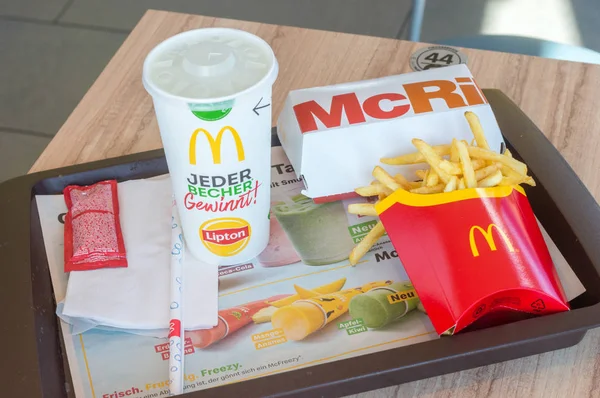 Menú McDonald McRib en el restaurante alemán McDonald 's . — Foto de Stock