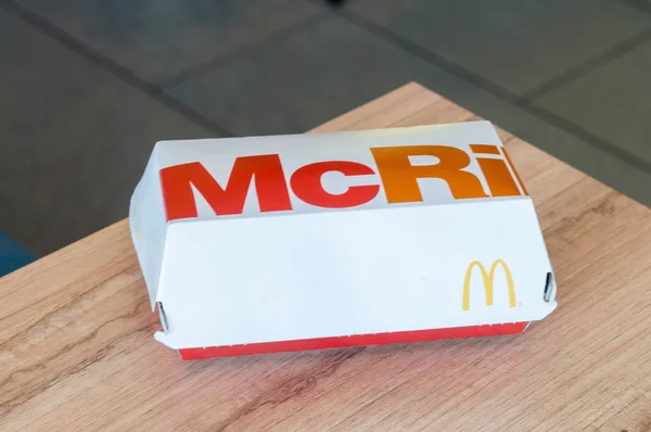 Schachtel mit mcrib sandwich in deutsch mcdonald. — Stockfoto