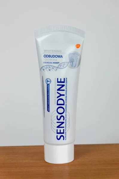 Tubo de Sensodyne blanqueamiento odbudowa i pasta de dientes ochrona . — Foto de Stock