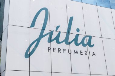 Julia Perfumeria logosu ve işareti için yakın çekim.