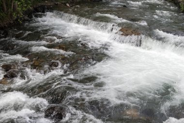Dağ taşları arasında su dağ nehri akışı.