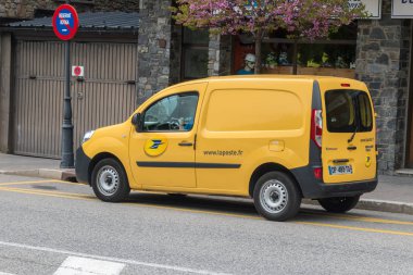 Sarı postane teslimat minibüsü Fransız La Poste'ye ait.
